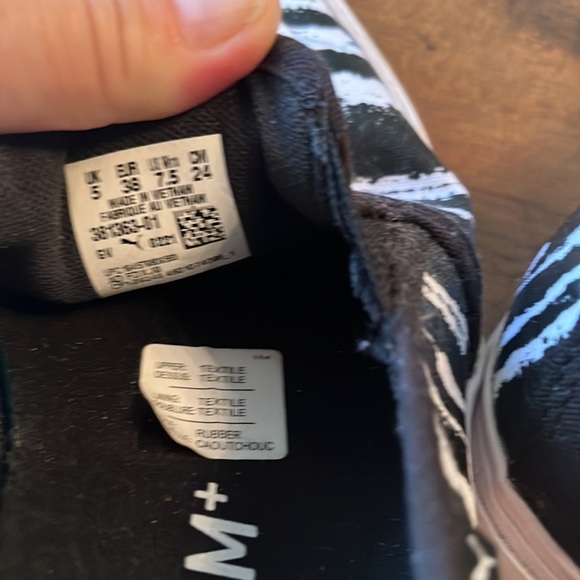 Womens Puma back an white slip on sneakers. - Picture 6 of 6